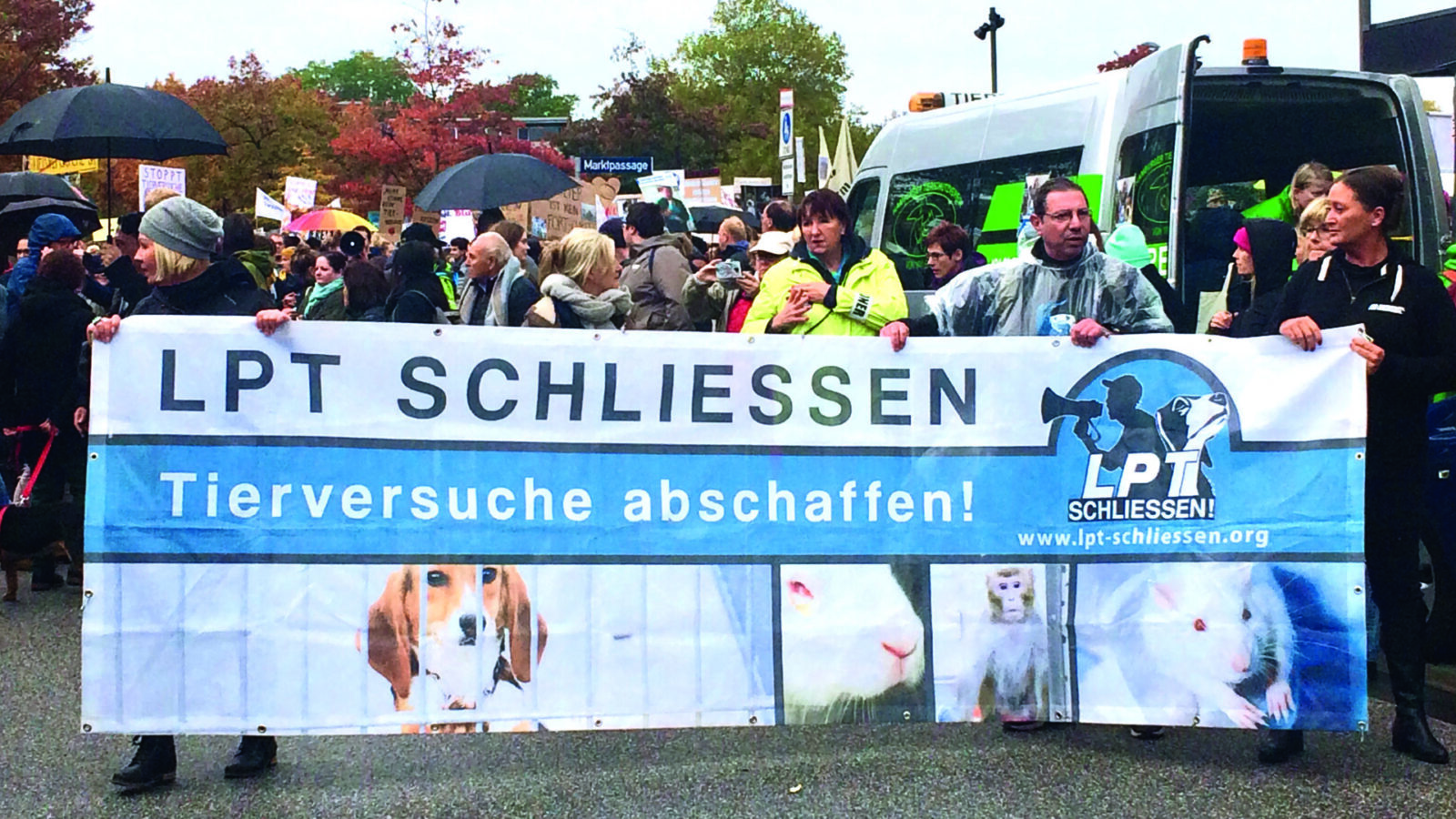 Demo fordert: Schließt das Todeslabor vor den Toren Hamburgs!