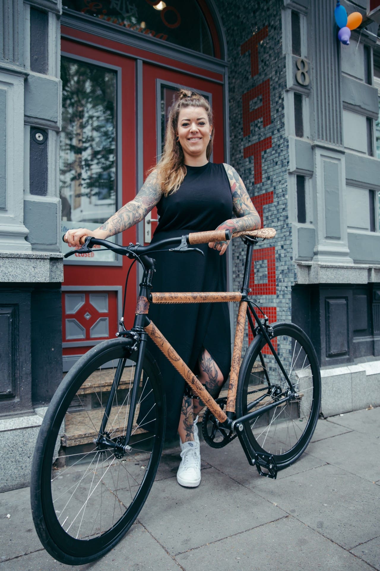 Tätowiererin Catharina Pomorin mit Fiete 0 c JvM SPORTS - Tattoo-Fiete: Das erste tätowierte Fahrrad der Welt