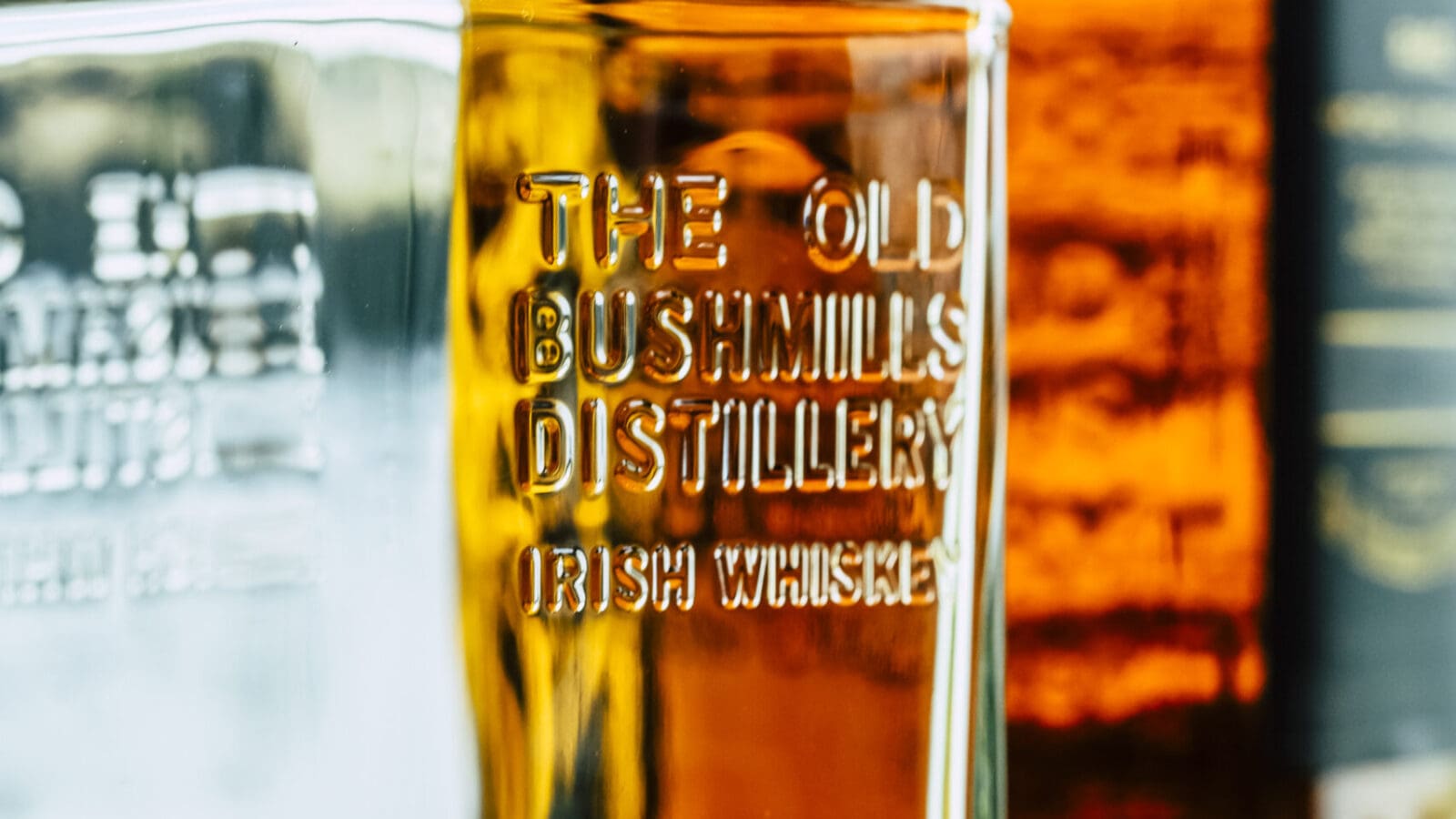 OXMOX verlost Whiskey-Pakete: Für irische Cocktailkreationen: Bushmills Black Bush Irish Whiskey