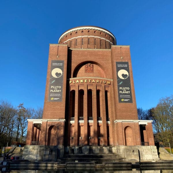 90 Jahre Planetarium Hamburg – 90 Jahre Pluto
