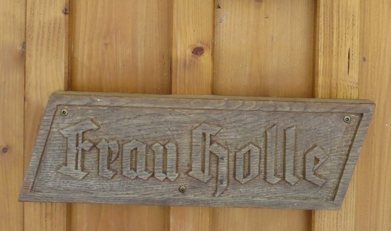 wooden sign 241920 1920 760x450 - Hexen in Hamburg
