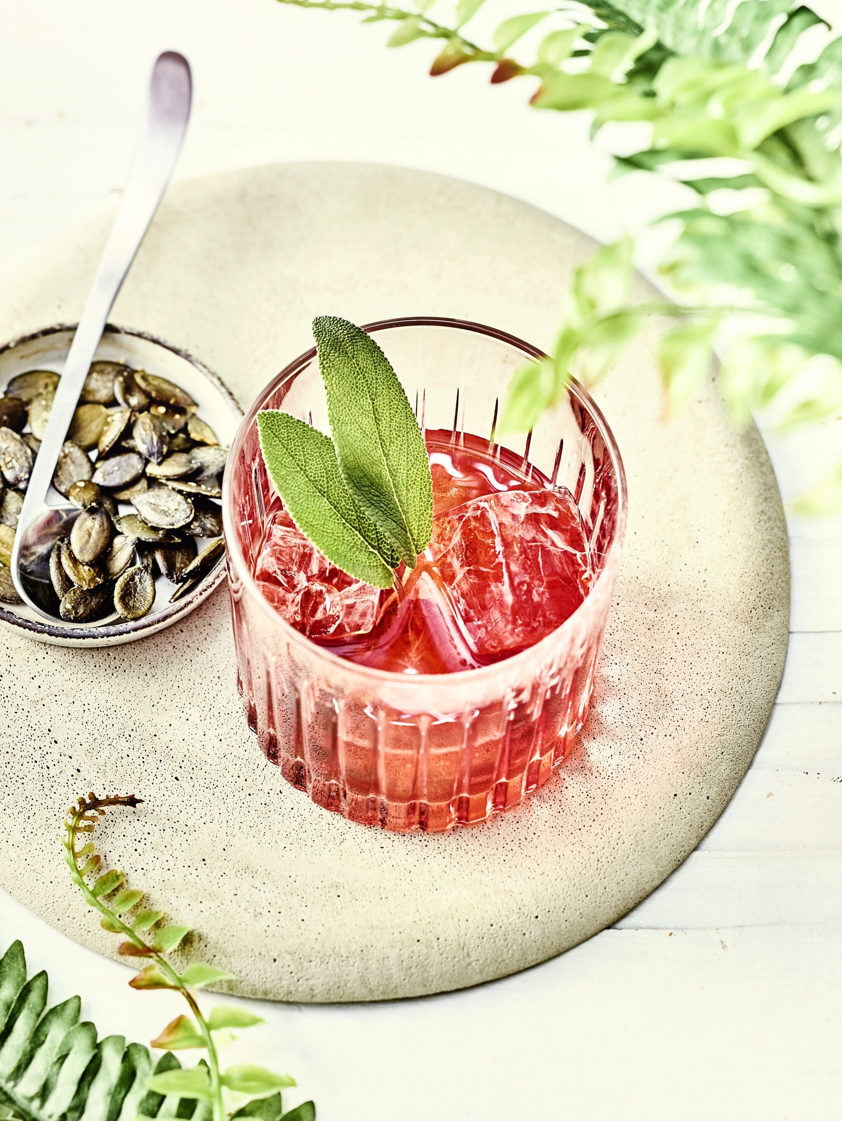 Diese Drinks schmecken nach Sommer! Frisch, spritzig-würzig und fruchtig dürfen sie sein. Diese Drinks haben das besondere Etwas!