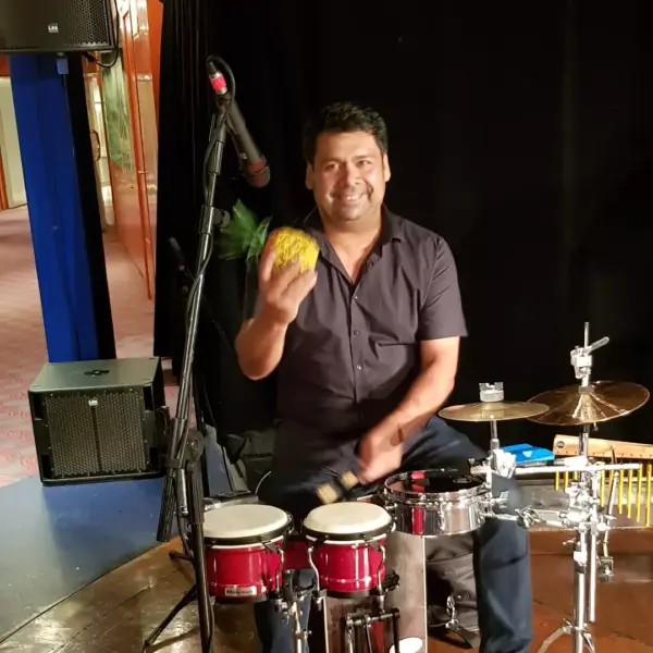 Fr., 22.4., ab 19h „Latin Night“ mit Nancho Campos im Nao Vegan Café & Bar