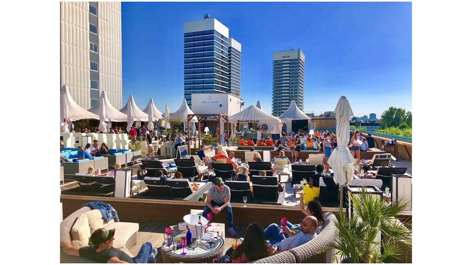 OXMOX präsentiert den Hot Spot über Ham­burgs Dächern: Sky & Sand Beachclub 