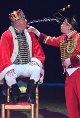 Circus Krone - Wasser Spucken